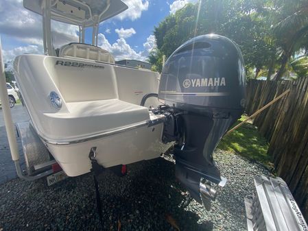 Robalo R222 Center Console image