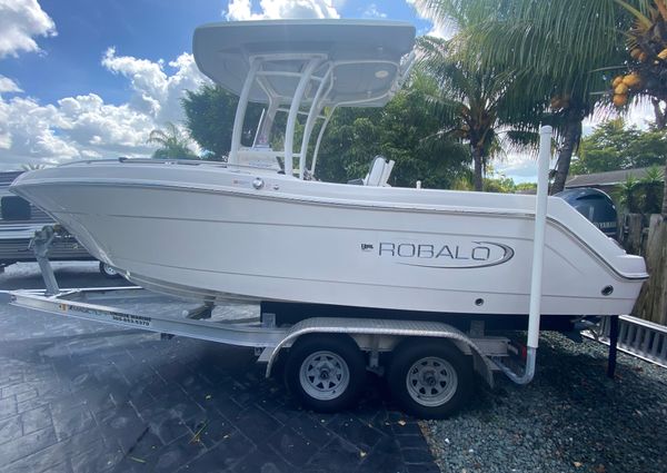 Robalo R222-CENTER-CONSOLE image