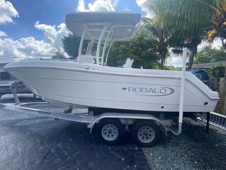 Robalo R222 Center Console image