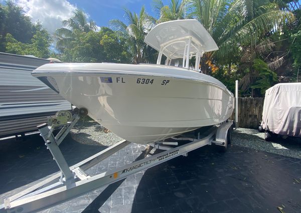 Robalo R222-CENTER-CONSOLE image