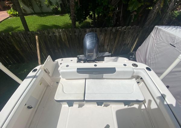 Robalo R222-CENTER-CONSOLE image