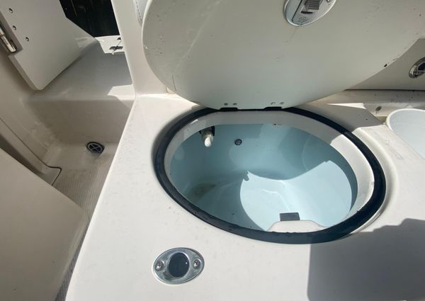 Robalo R222-CENTER-CONSOLE image