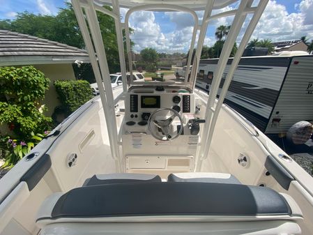 Robalo R222 Center Console image