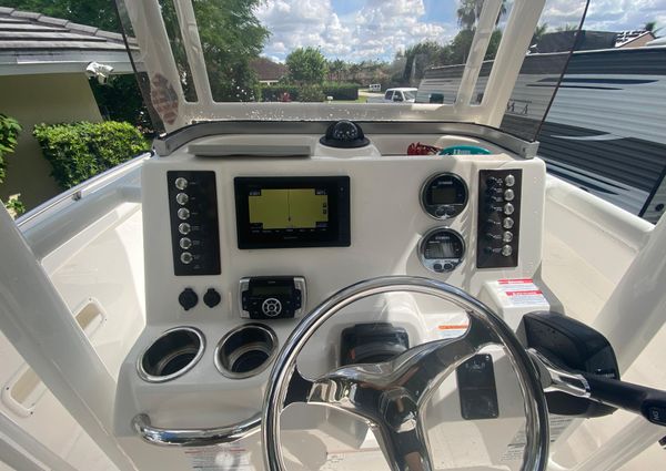 Robalo R222-CENTER-CONSOLE image