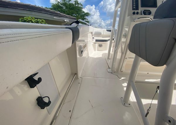 Robalo R222-CENTER-CONSOLE image