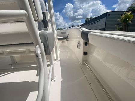 Robalo R222-CENTER-CONSOLE image