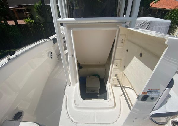 Robalo R222-CENTER-CONSOLE image