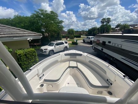 Robalo R222 Center Console image