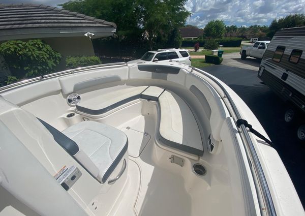 Robalo R222-CENTER-CONSOLE image