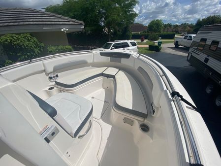 Robalo R222 Center Console image