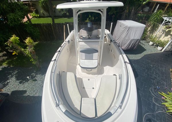 Robalo R222-CENTER-CONSOLE image