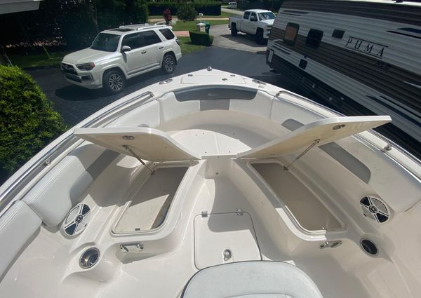 Robalo R222-CENTER-CONSOLE image