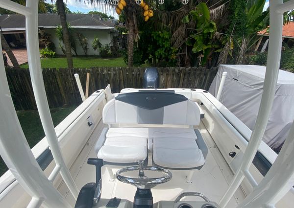 Robalo R222-CENTER-CONSOLE image