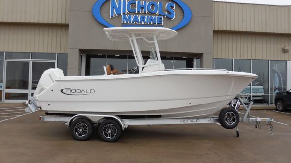 Robalo R230 Center Console 