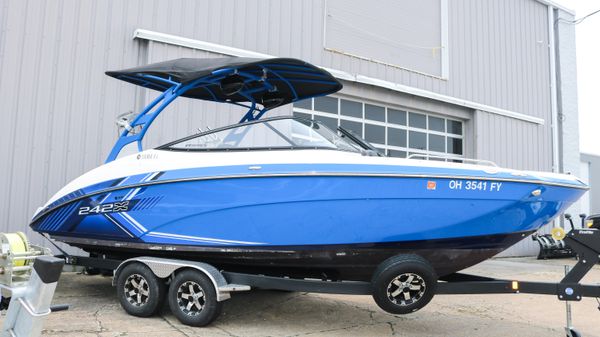 Yamaha Boats 242X 