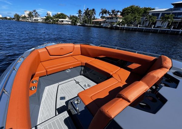 Cruisers Yachts 338-OB SOUTH BEACH EDITION image