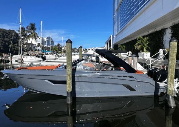 Cruisers Yachts 338-OB SOUTH BEACH EDITION image