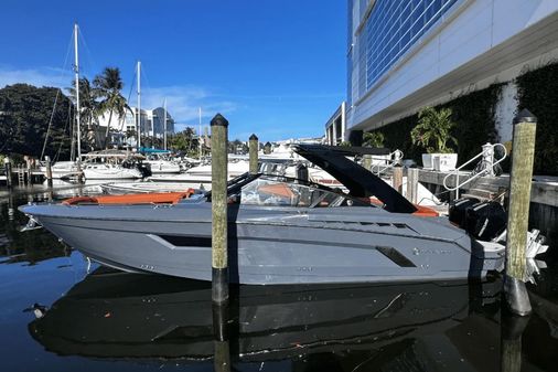 Cruisers Yachts 338-OB SOUTH BEACH EDITION image