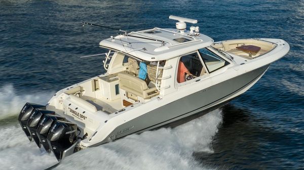Boston Whaler 380 Realm
