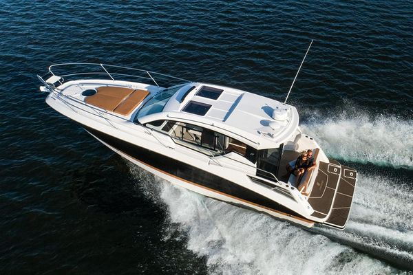 Four Winns Vista 355 Coupe - main image