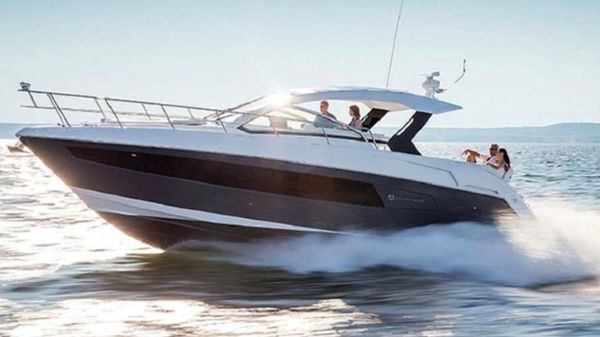 Cruisers Yachts 390 Express Coupe