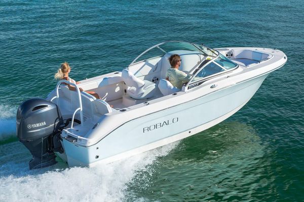 Robalo R207 Dual Console - main image