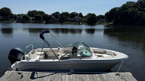 Robalo R207 Dual Console 