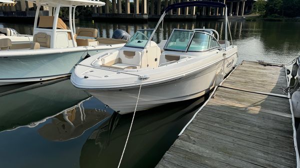 Robalo R207 Dual Console 