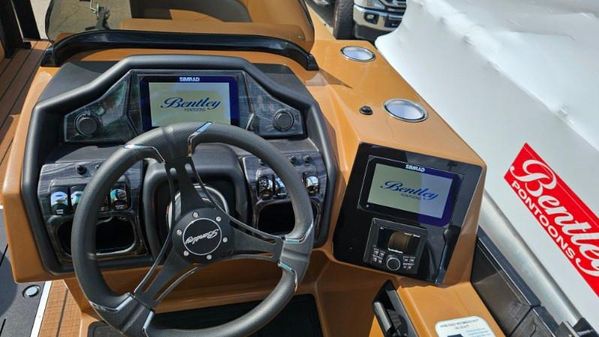 Bentley-pontoons ELITE-223-SWINGBACK image