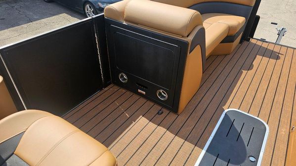 Bentley-pontoons ELITE-223-SWINGBACK image