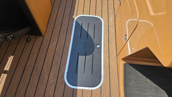 Bentley-pontoons ELITE-223-SWINGBACK image