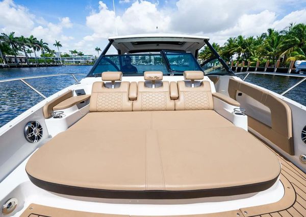 Sea Ray Sundancer 320 image