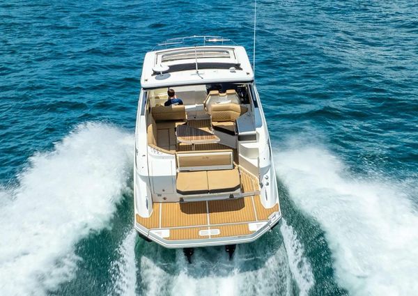 Sea Ray Sundancer 320 image