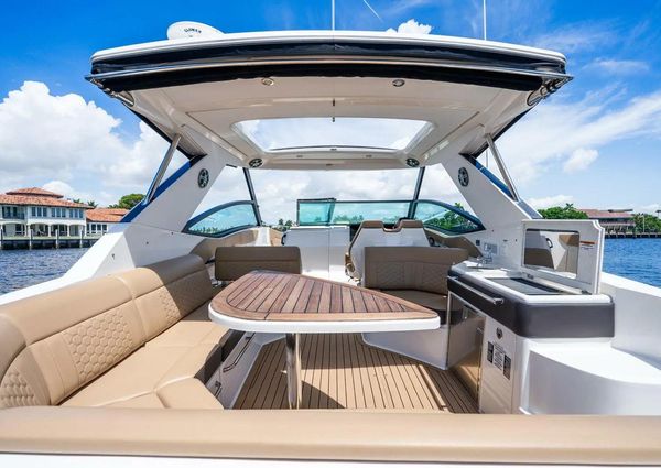 Sea Ray Sundancer 320 image