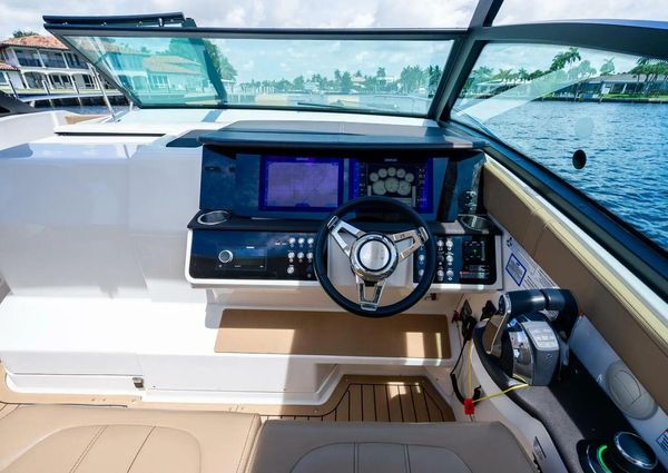 Sea Ray Sundancer 320 image