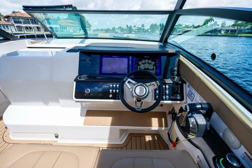 Sea Ray Sundancer 320 image