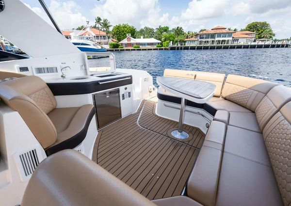 Sea Ray Sundancer 320 image