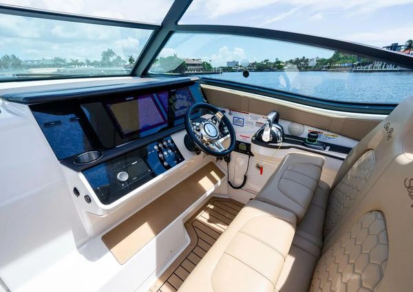 Sea Ray Sundancer 320 image