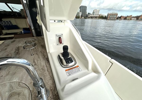 Sea Ray L650 Fly image