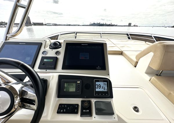 Sea Ray L650 Fly image