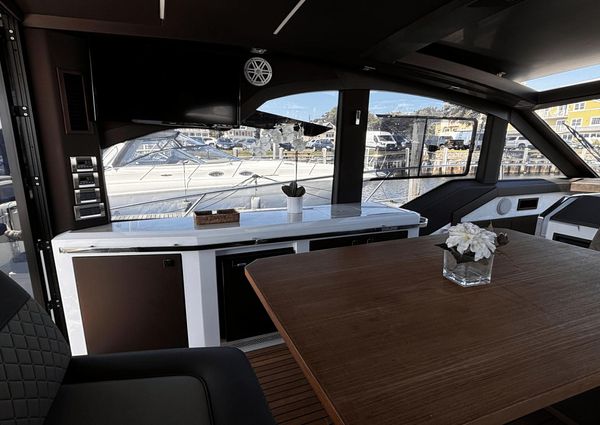 Galeon 425 HTS image