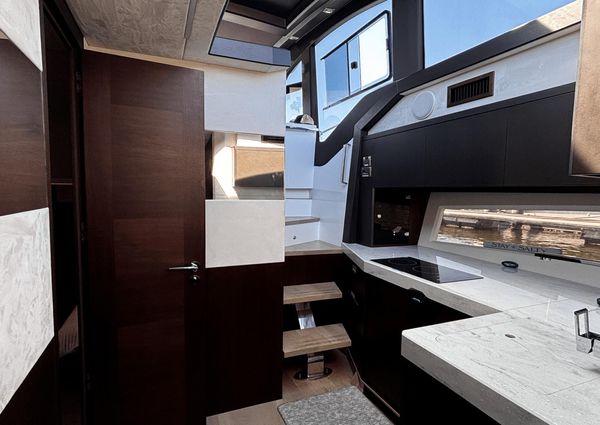 Galeon 425 HTS image