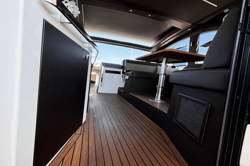 Galeon 425 HTS image