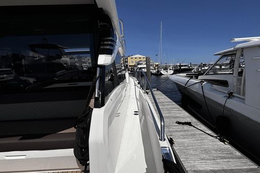 Galeon 425 HTS image