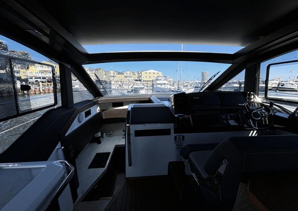 Galeon 425 HTS image