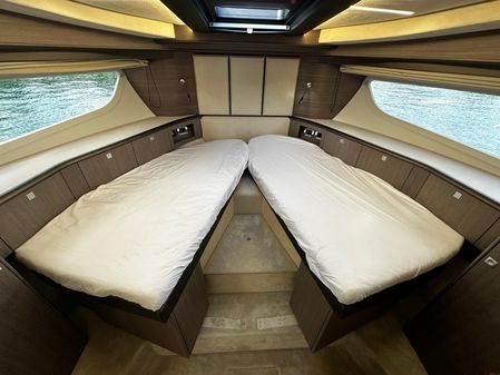 Galeon 400 Fly image