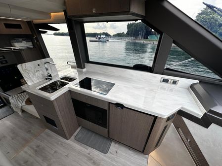 Galeon 400 Fly image