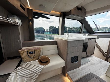 Galeon 400 Fly image