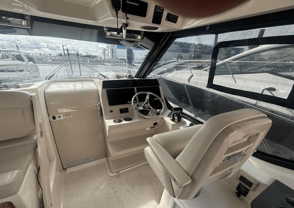 Boston Whaler 325 Conquest image