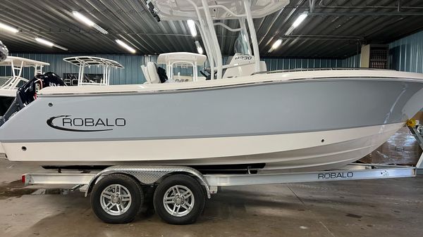Robalo R230 Center Console